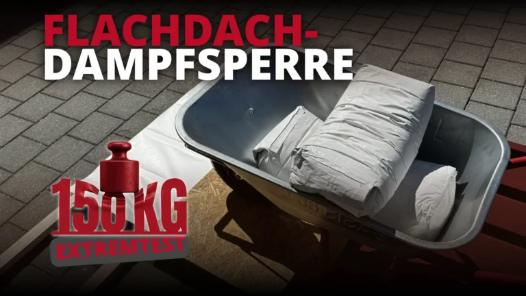 Schubkarre mit mehreren grauen Säcken, Flachdach-Dampfsperren auf Trapezblech und roter Schrift 'FLACHDACH-DAMPFSPERRE 150 KG EXTREMTEST'