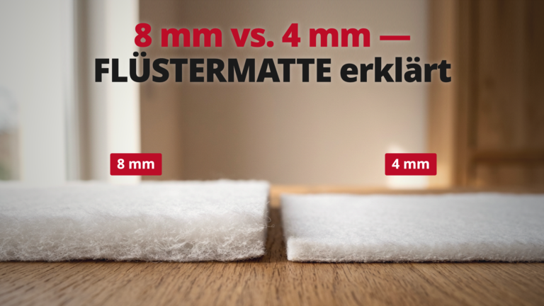 Zwei nebeneinanderliegende weiße Matten mit unterschiedlicher Dicke auf einer Holzoberfläche, darüber der Text '8 mm vs. 4 mm — FLÜSTERMATTE erklärt' und vor den Matten die Beschriftungen '8 mm' und '4 mm'.
