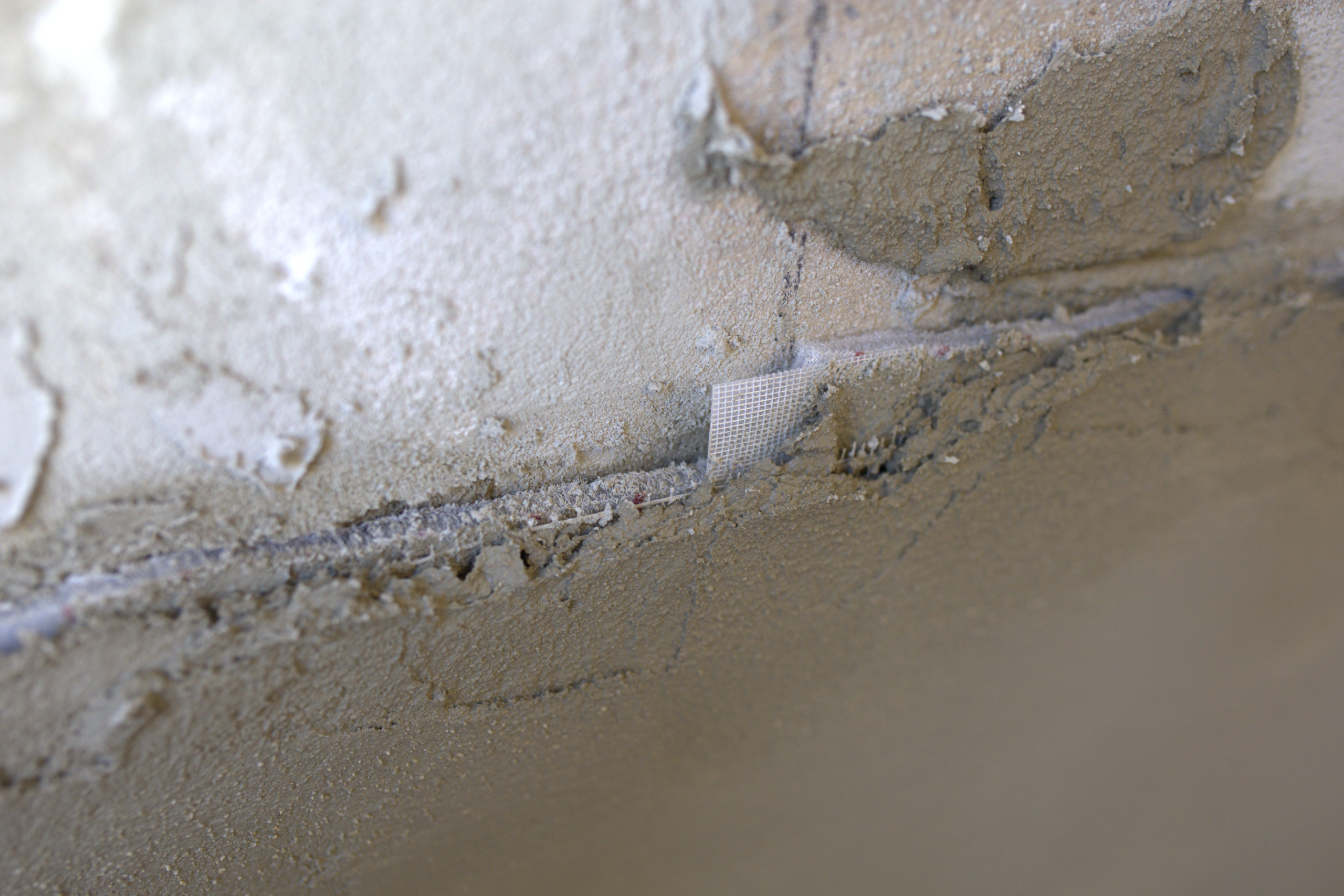 BTF MAUERFIX Sanierungsvlies Verarbeitung an feuchter Wand