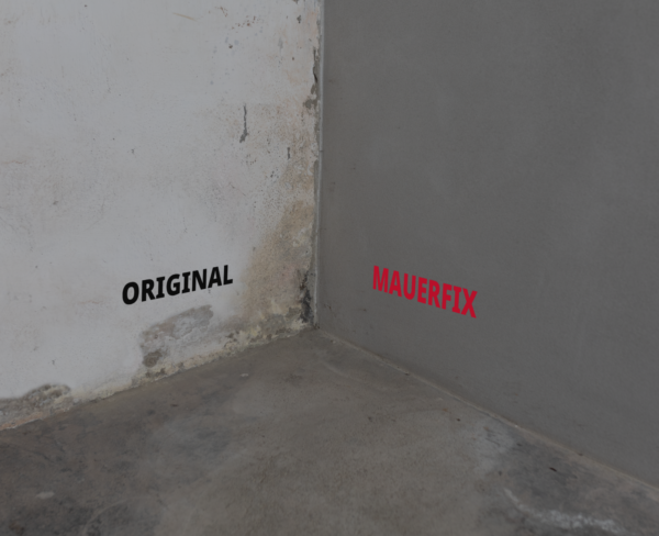Ecke eines Raums mit einer weißen Wand links beschriftet mit 'ORIGINAL' und einer grauen Wand rechts beschriftet mit 'MAUERFIX'