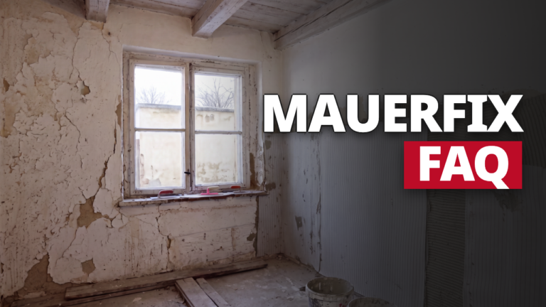 Verfallener Innenraum mit bröckelndem Putz an den Wänden und einem Fenster mit Blick auf eine verfallene Außenwand, daneben der Schriftzug 'MAUERFIX FAQ' in weiß und rot