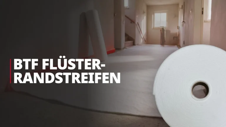 Große Rolle mit weißem Randstreifen auf ausgerolltem Bodenbelag in einem Flur mit sichtbarer Treppe und Fenster im Hintergrund