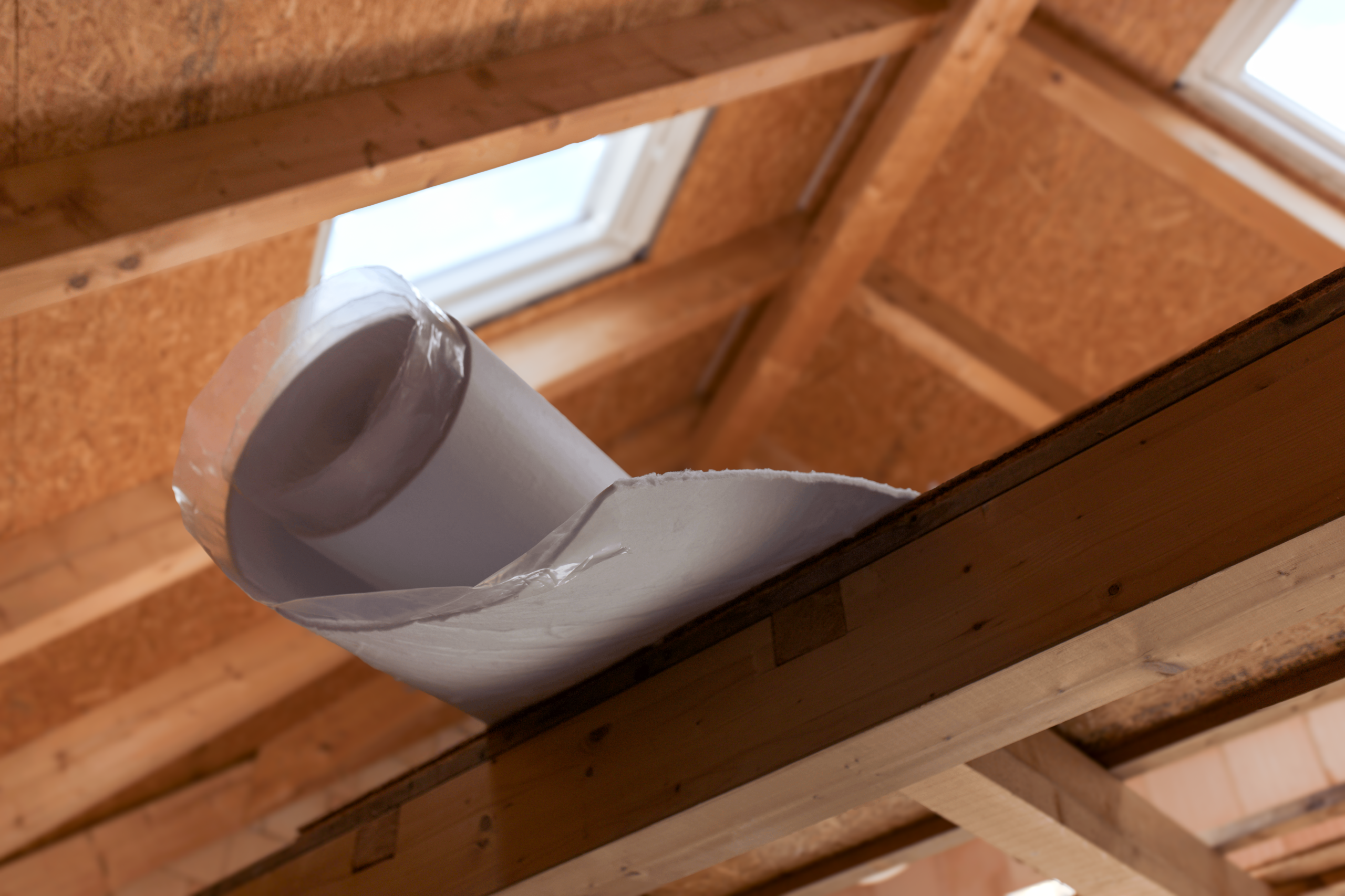 BTF Flüstermatte auf Holzbalken mit Tageslicht durch Dachfenster