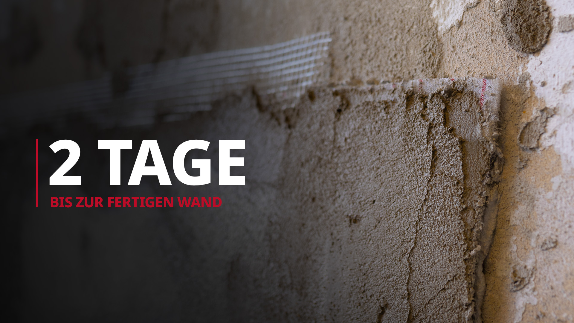 Nahaufnahme einer Wand mit frischem Mauerputz und dem Text '2 TAGE BIS ZUR FERTIGEN WAND' in weiß und rot