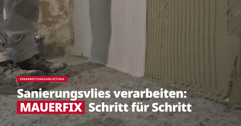 Person mit Arbeitsschuhen steht auf einem Boden neben einer Wand, auf die Sanierungsvlies und Kleber aufgetragen werden, mit eingeblendeter Schritt-für-Schritt-Anleitung.