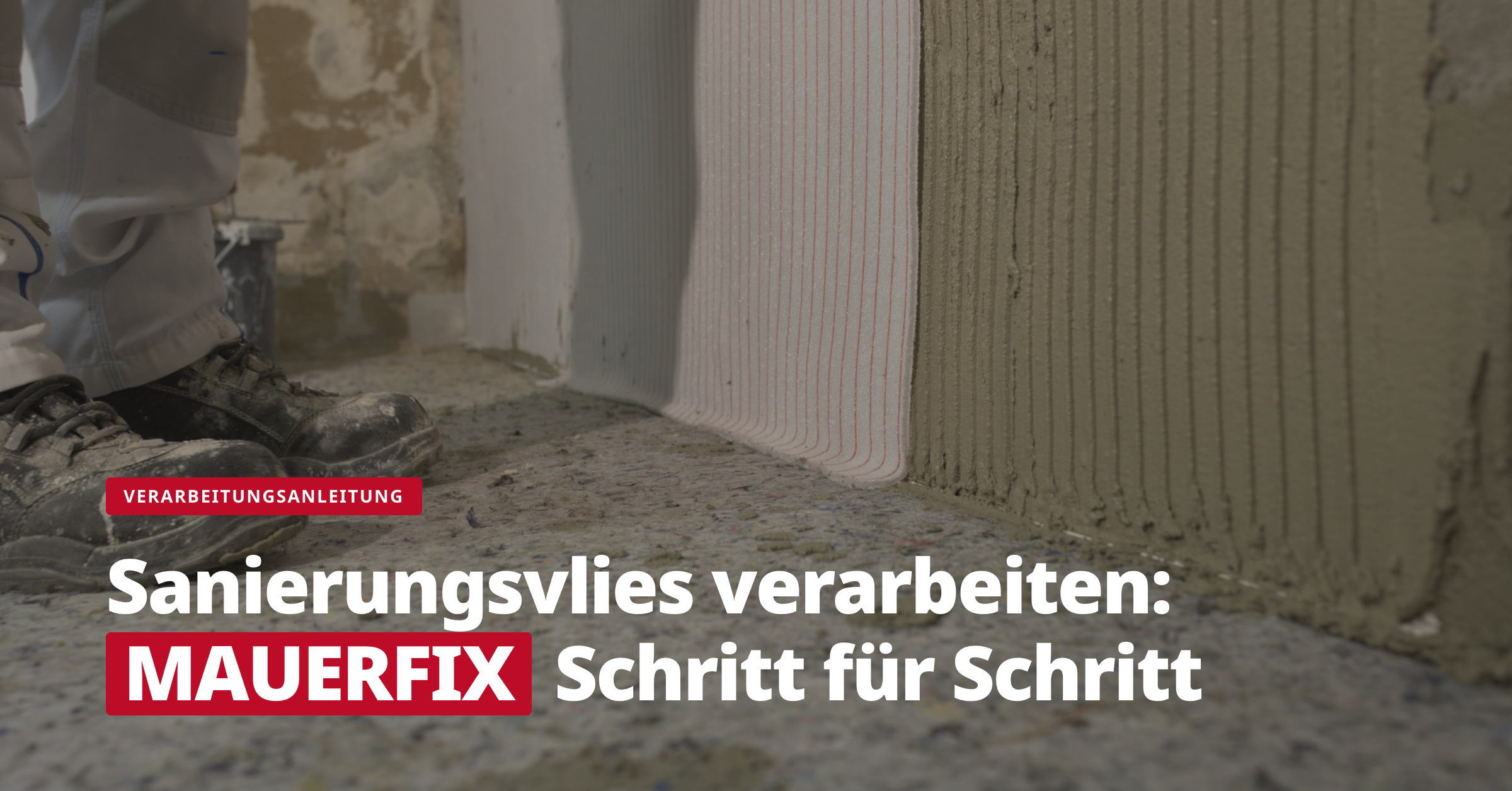 Person mit Arbeitsschuhen steht auf einem Boden neben einer Wand, auf die Sanierungsvlies und Kleber aufgetragen werden, mit eingeblendeter Schritt-für-Schritt-Anleitung.